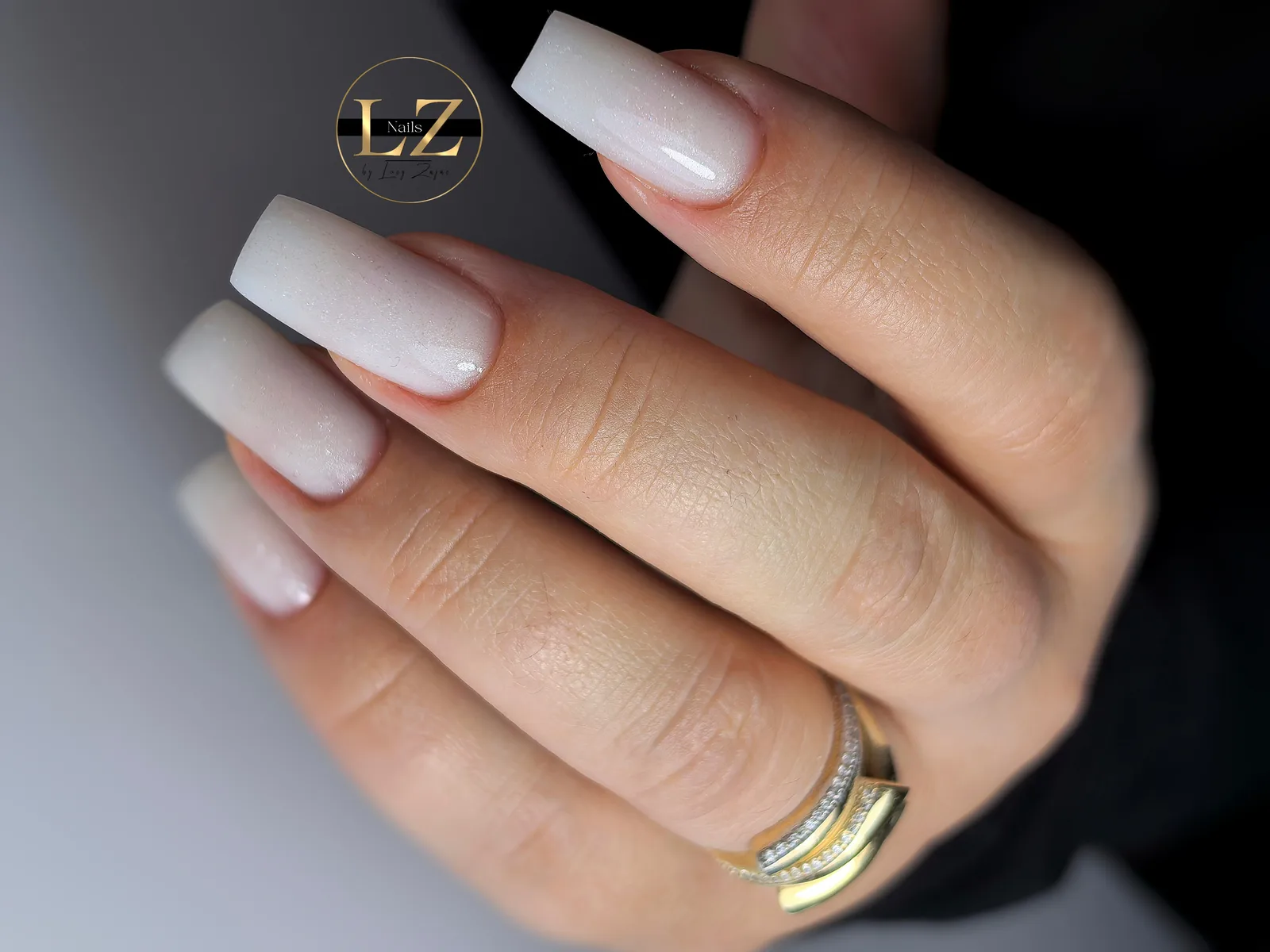 Dlhé biele perleťové gélové nechty – Lucy Nails Partizánske