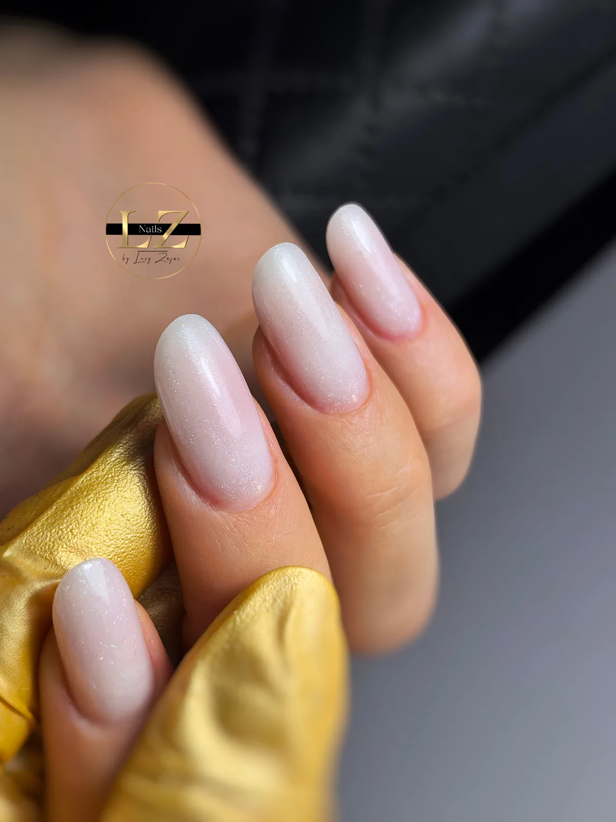 Biele trblietavé gélové nechty mandľového tvaru – Lucy Nails Partizánske