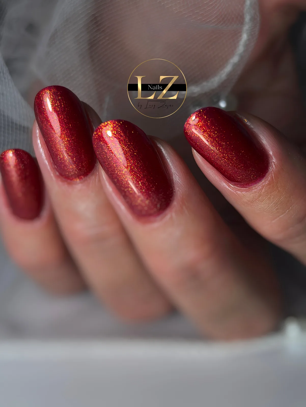 Bordový gél-lak so zlatým trblietavým efektom – Lucy Nails Partizánske