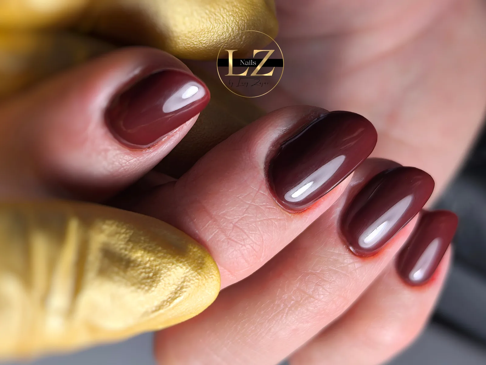 Lesklý bordový gél-lak na oválnych nechtoch – Lucy Nails Partizánske