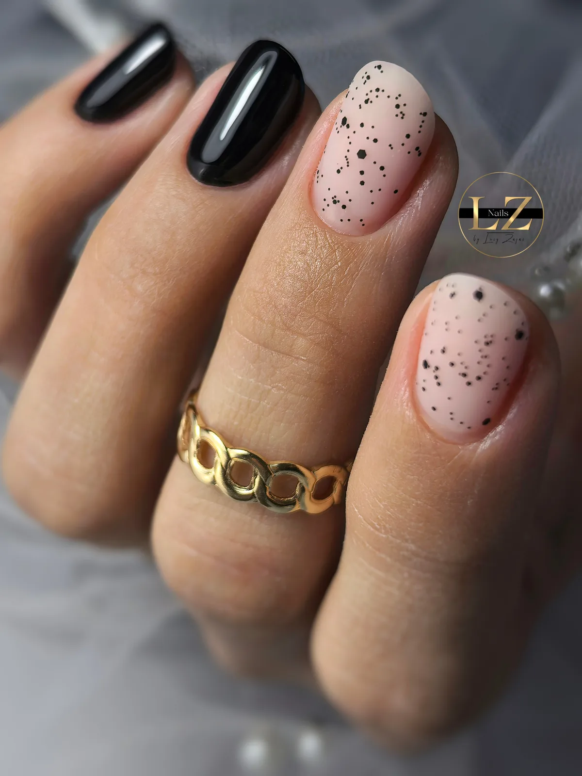Detail čiernych a nude nechtov s bodkami – Lucy Nails Partizánske