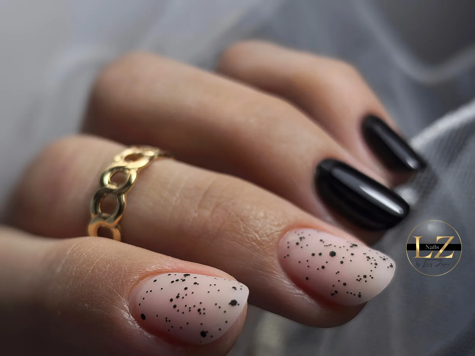 Čierne a nude nechty s bodkovaným zdobením – Lucy Nails Partizánske