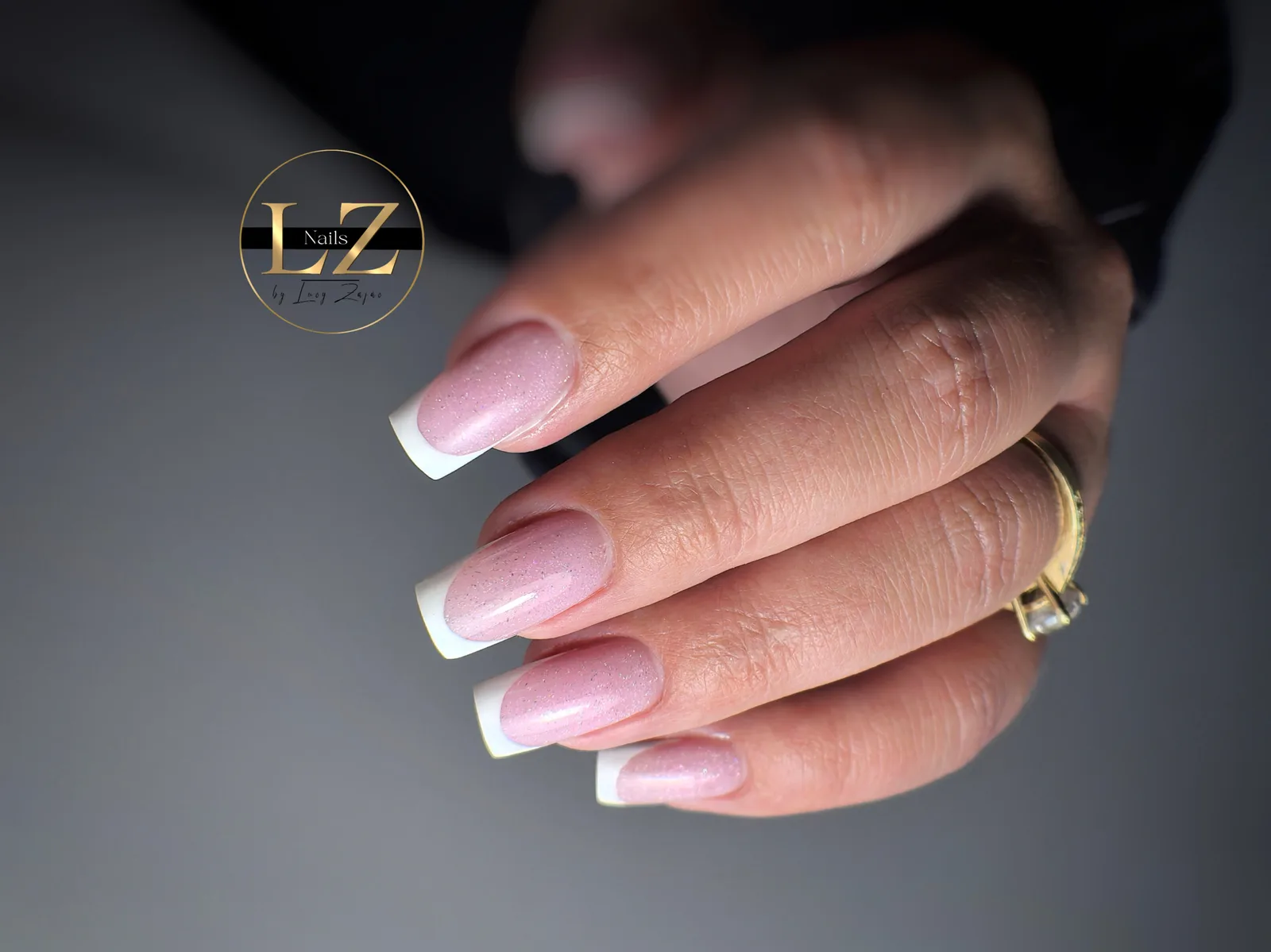 Biela francúzska manikúra s ružovým trblietavým základom – Lucy Nails Partizánske