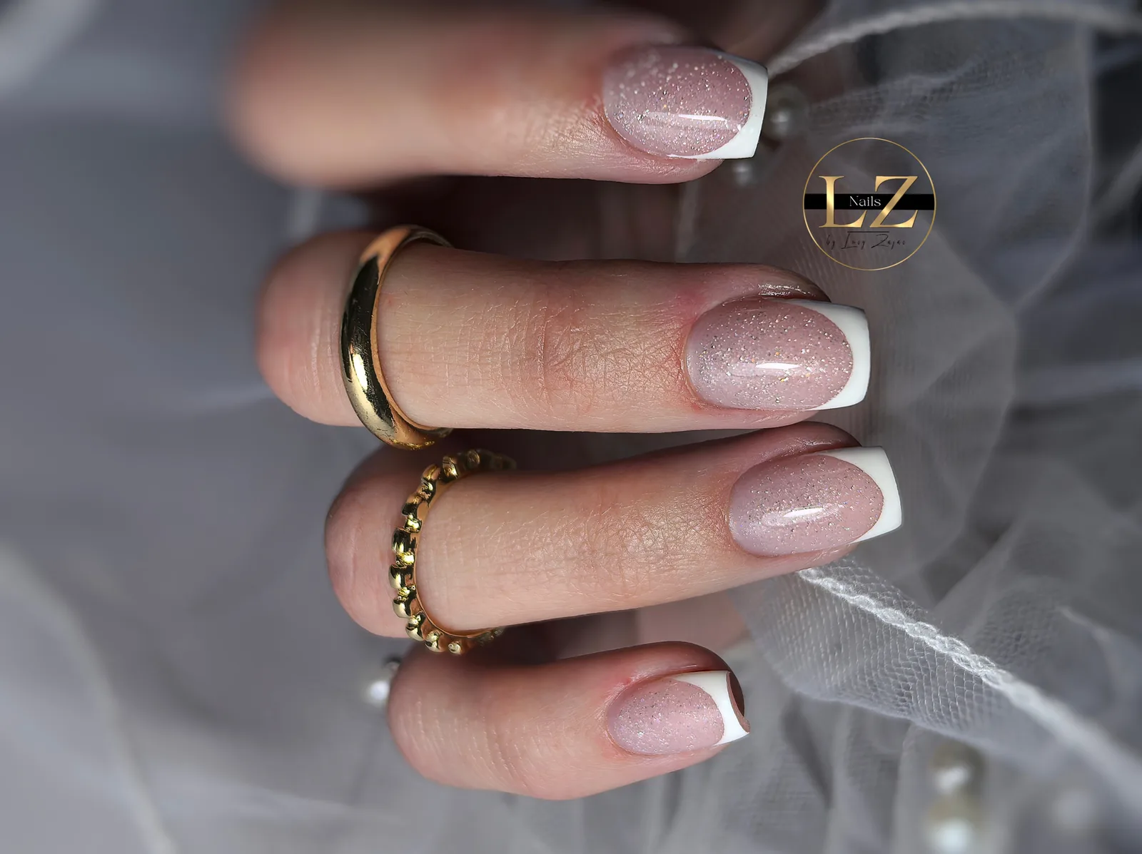 Hranaté nechty s bielou francúzskou a ružovými trblietkami – Lucy Nails Partizánske