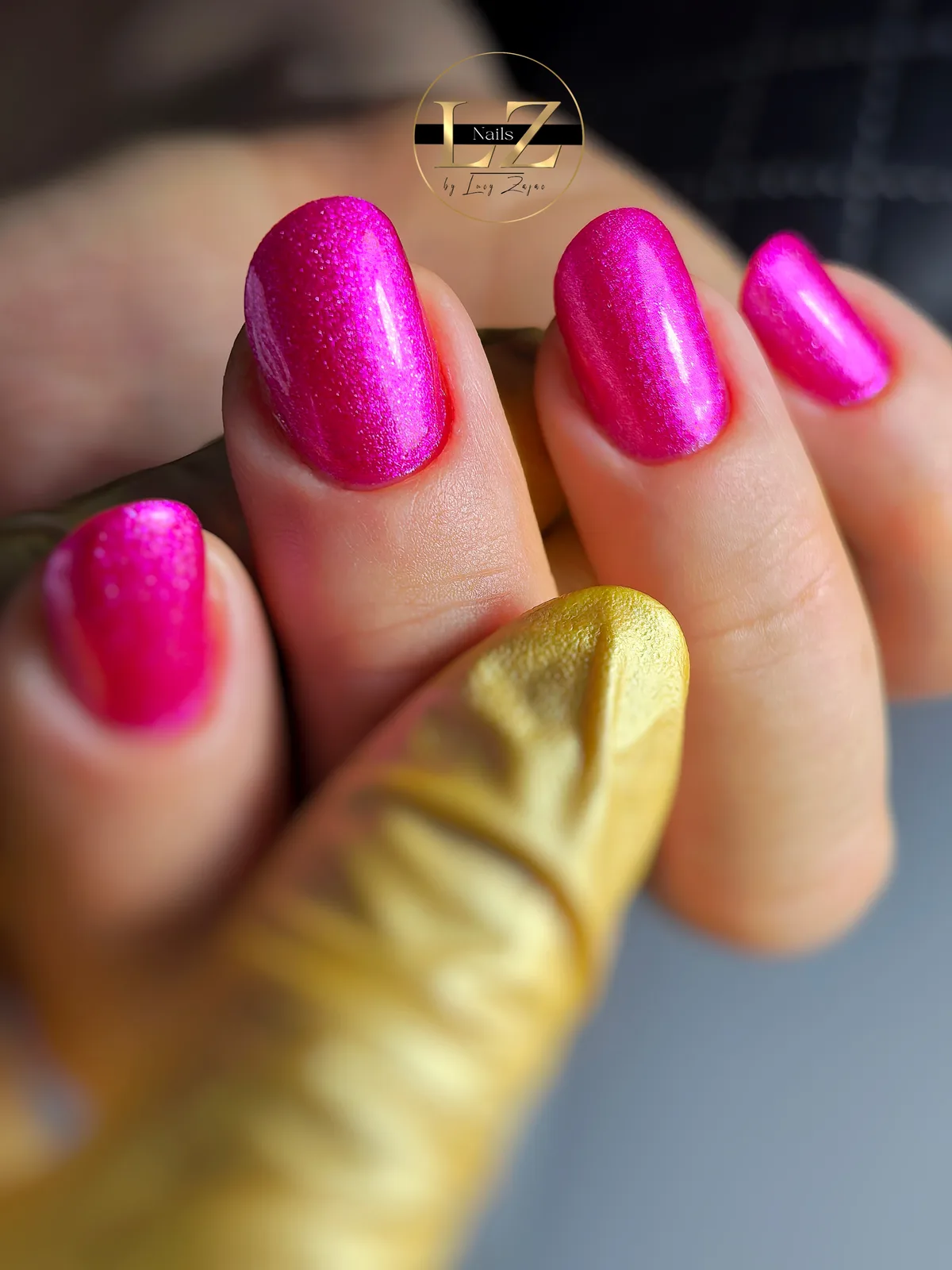 Detail fuchsiových metalických nechtov – Lucy Nails Partizánske