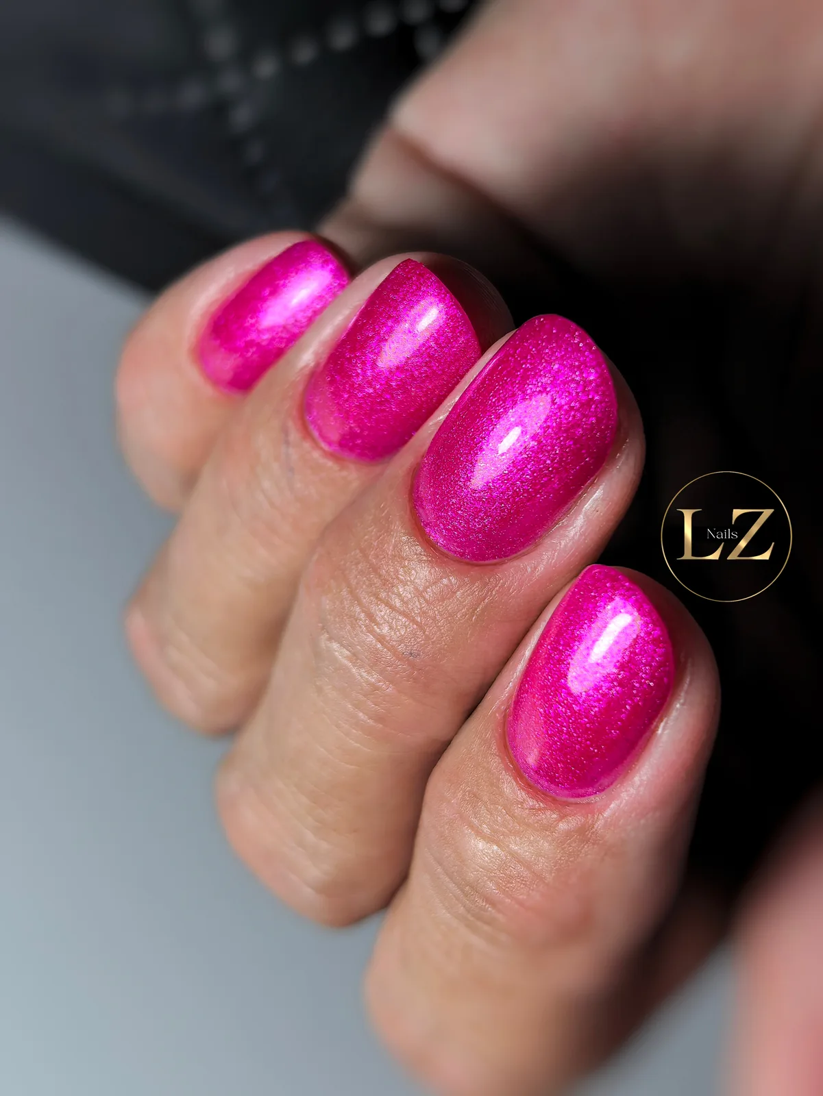 Fuchsiový metalický gél-lak na krátkych nechtoch – Lucy Nails Partizánske