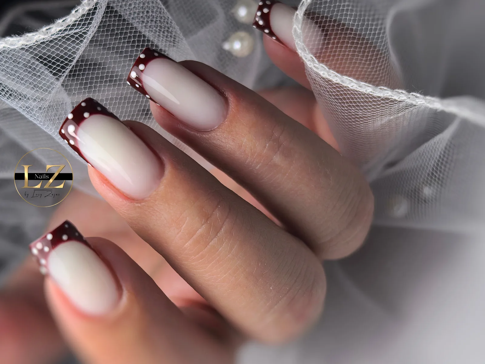 Detail hnedej francúzskej manikúry s bielymi bodkami – Lucy Nails Partizánske