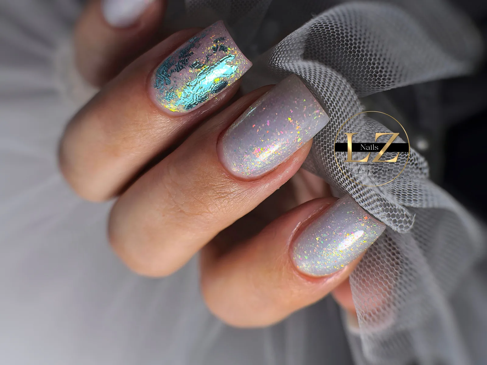 Holografické gélové nechty s modrou fóliou – Lucy Nails Partizánske