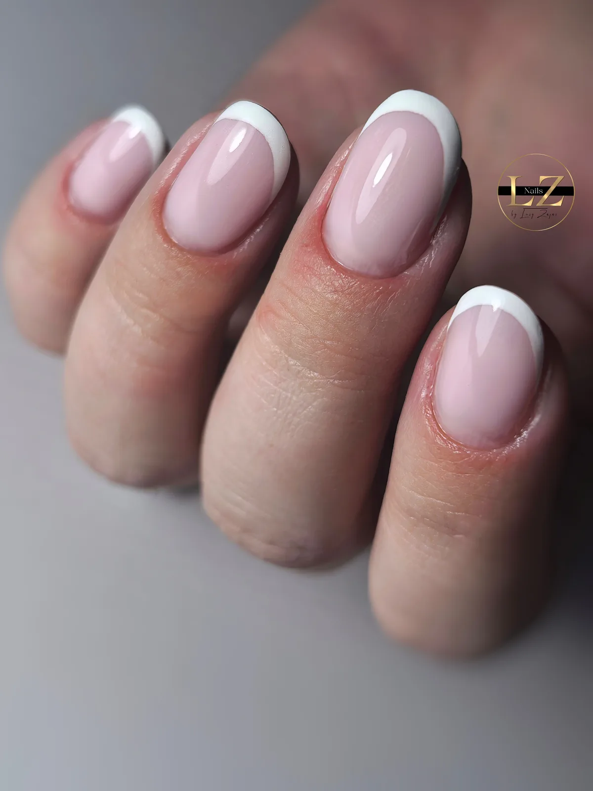 Krátka biela francúzska manikúra na prírodných nechtoch – Lucy Nails Partizánske