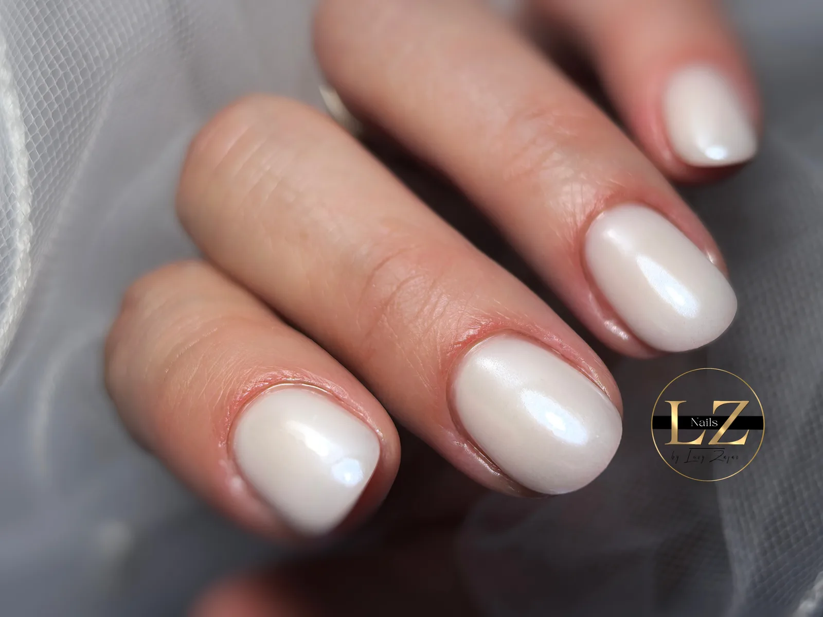 Krátky biely perleťový gél-lak – Lucy Nails Partizánske