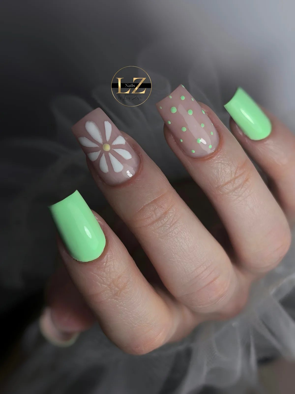 Mentolové gélové nechty so sedmokráskou a bodkami – Lucy Nails Partizánske