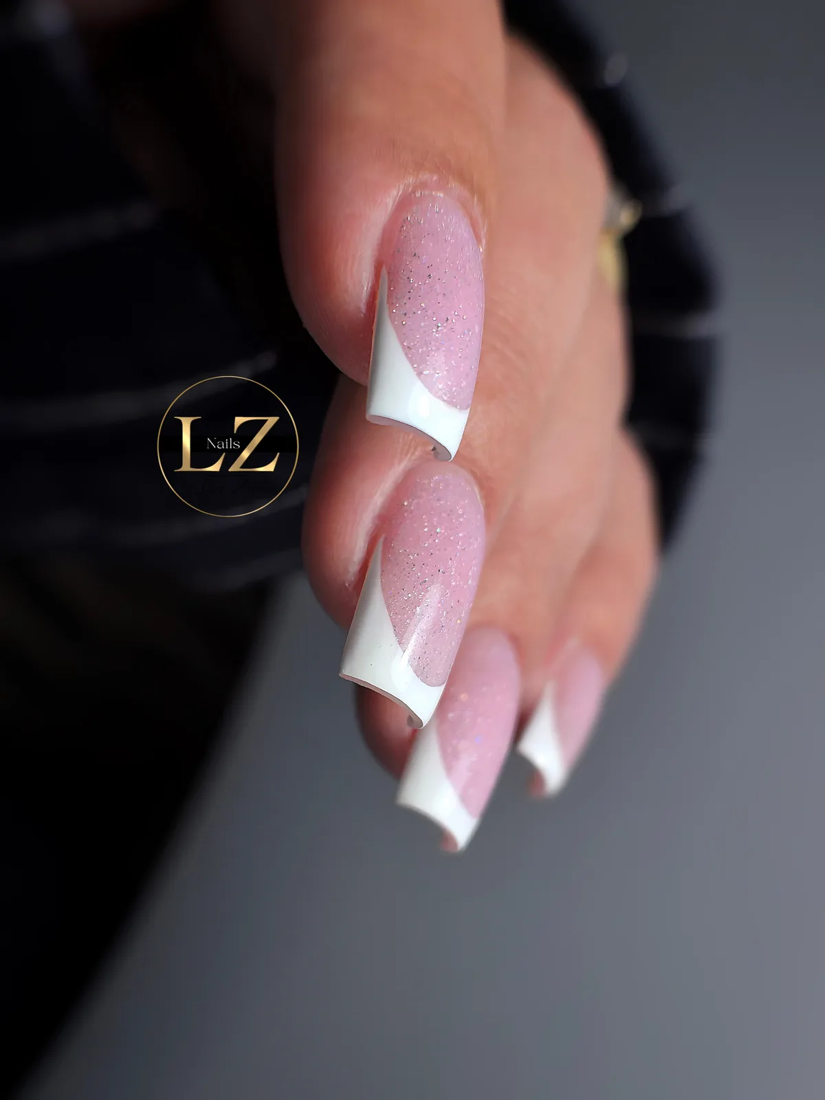 Detail modernej asymetrickej bielej francúzskej manikúry – Lucy Nails Partizánske