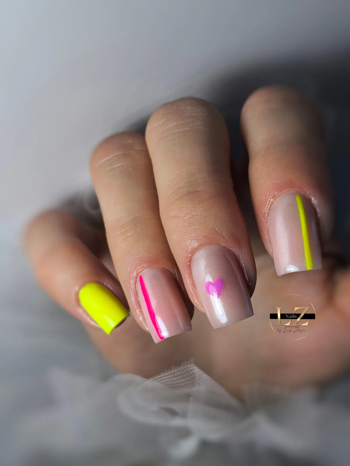 Letné nechty s neónovými líniami a ružovým srdcom – Lucy Nails Partizánske