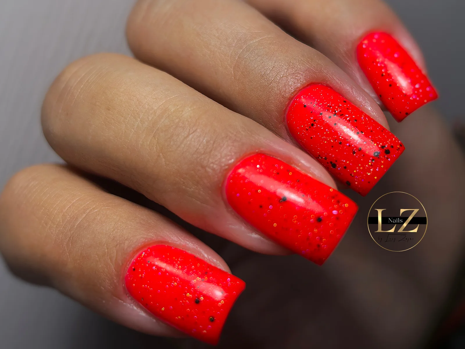 Neónovočervené trblietavé gélové nechty – Lucy Nails Partizánske