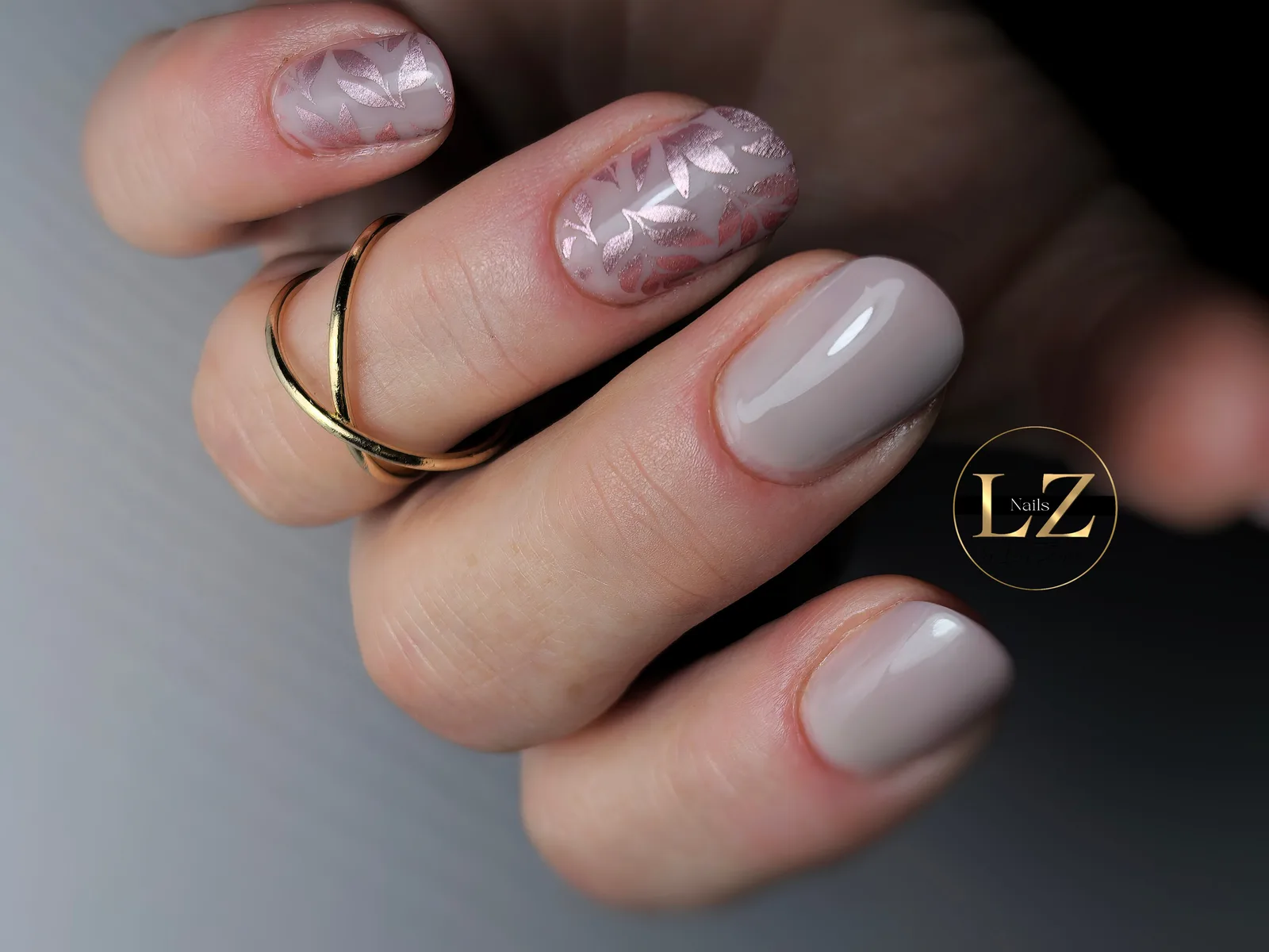 Nude gél-lak s ružovozlatým listovým zdobením – Lucy Nails Partizánske