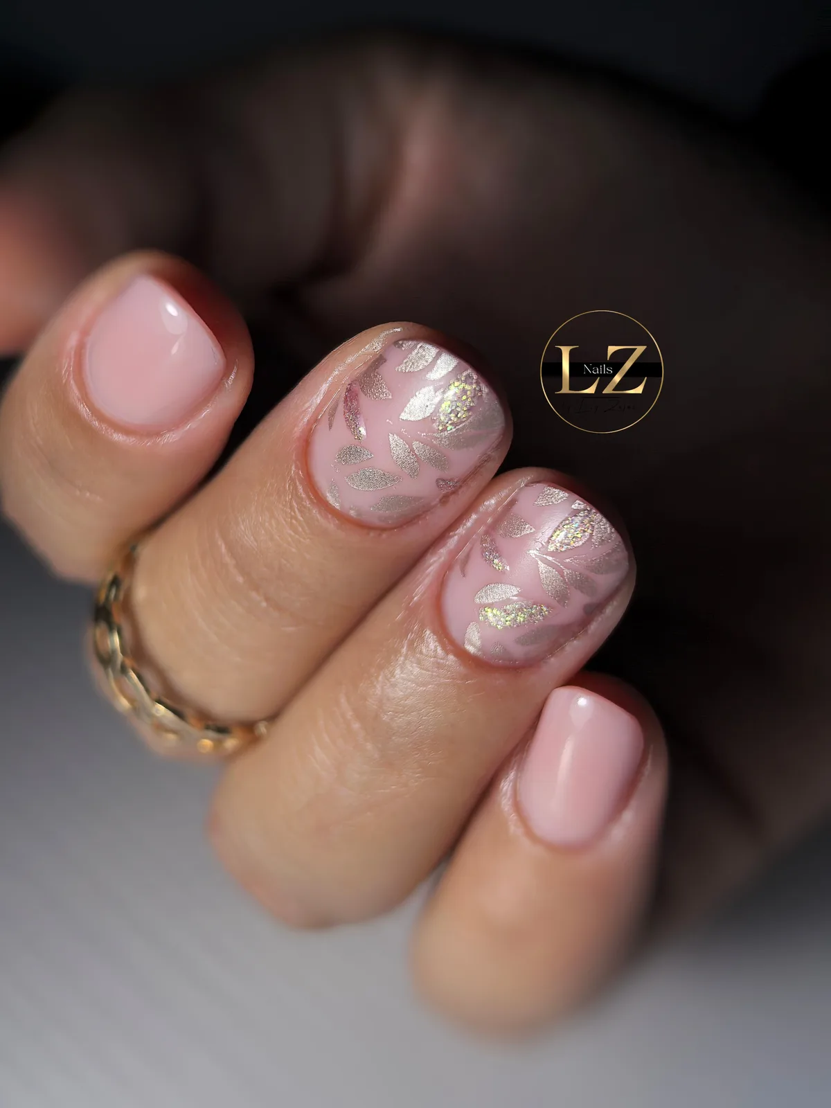 Nude gél-lak so zlatým listovým zdobením – Lucy Nails Partizánske