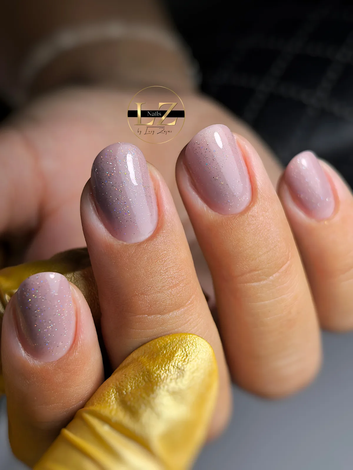 Nude gél-lak s jemnými holografickými trblietkami – Lucy Nails Partizánske