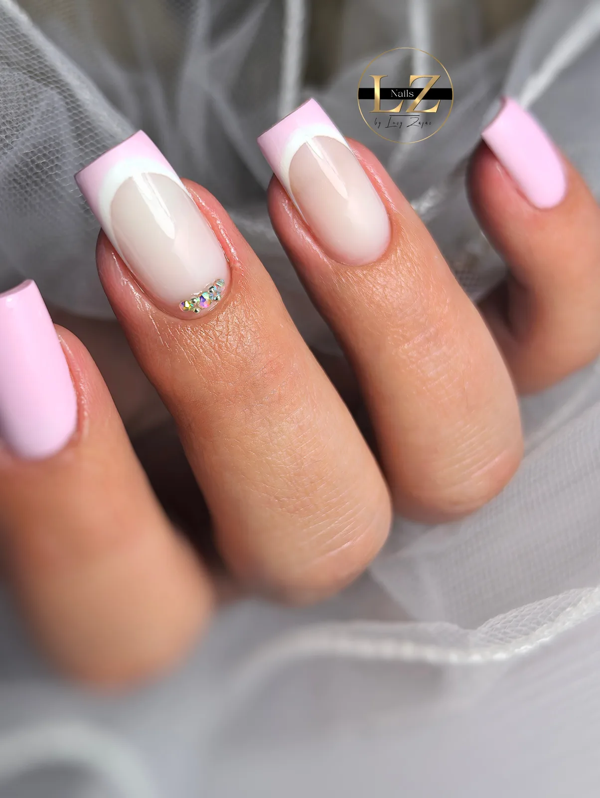 Ružovo-biela francúzska manikúra s kamienkami – Lucy Nails Partizánske