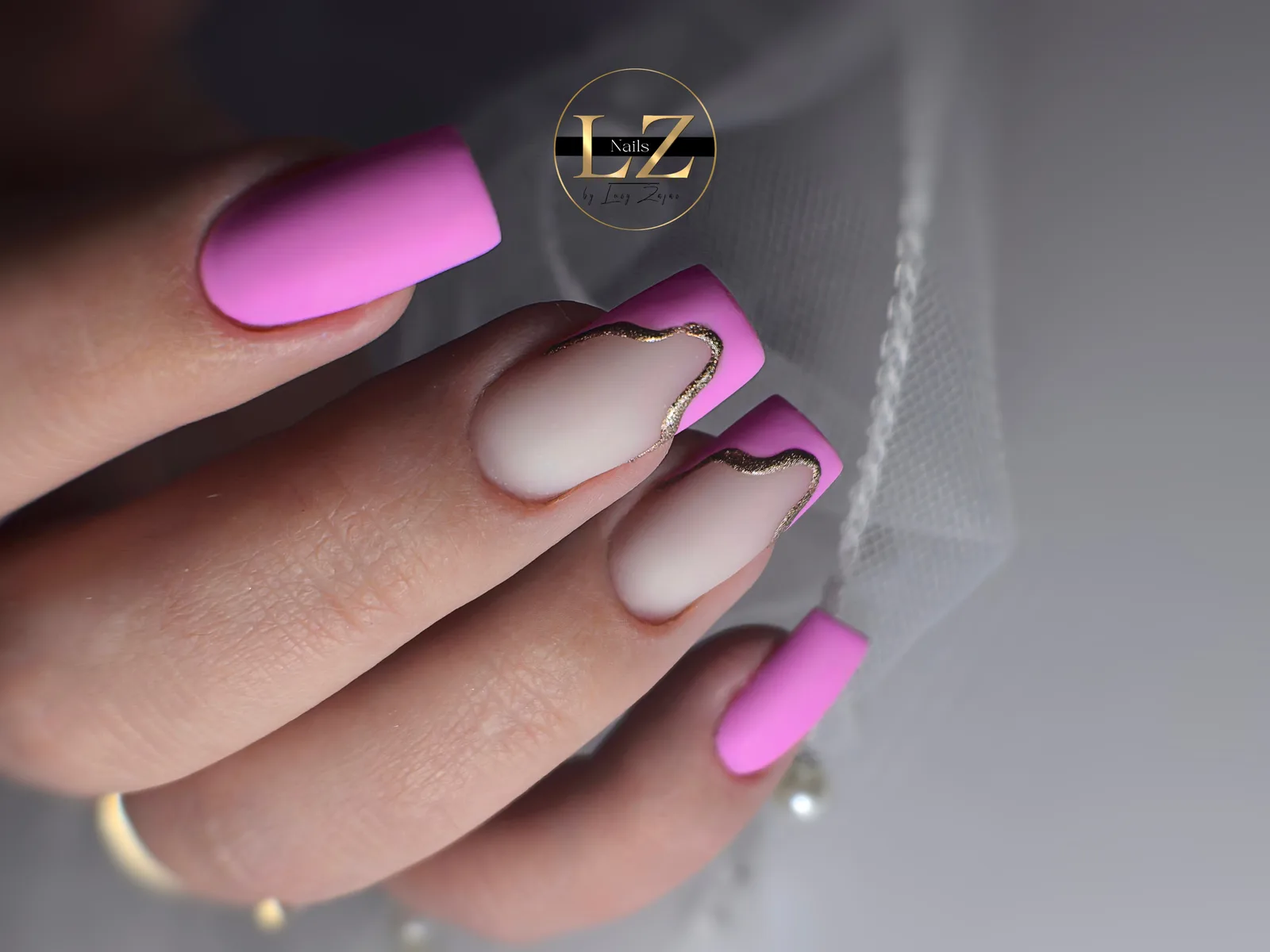 Ružová francúzska manikúra so zlatou vlnou – Lucy Nails Partizánske