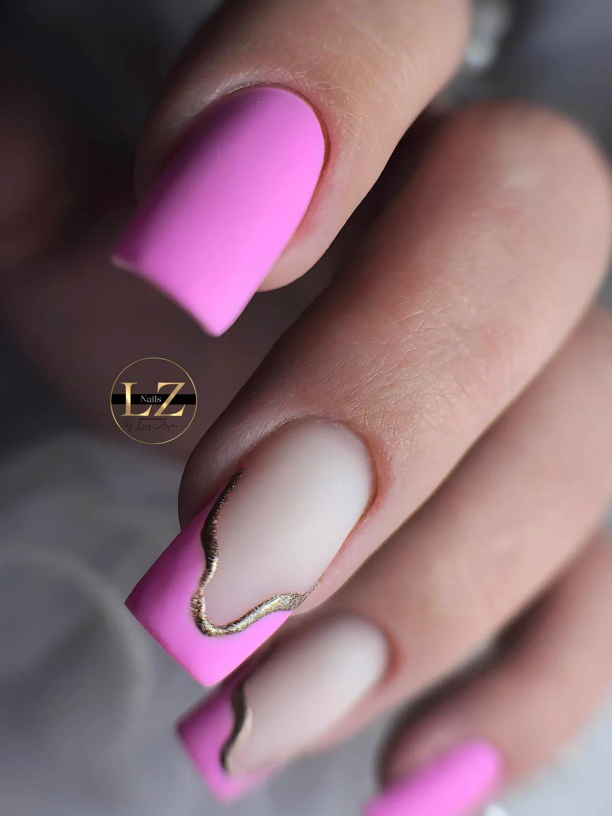 Matná ružová francúzska manikúra so zlatou vlnou – Lucy Nails Partizánske