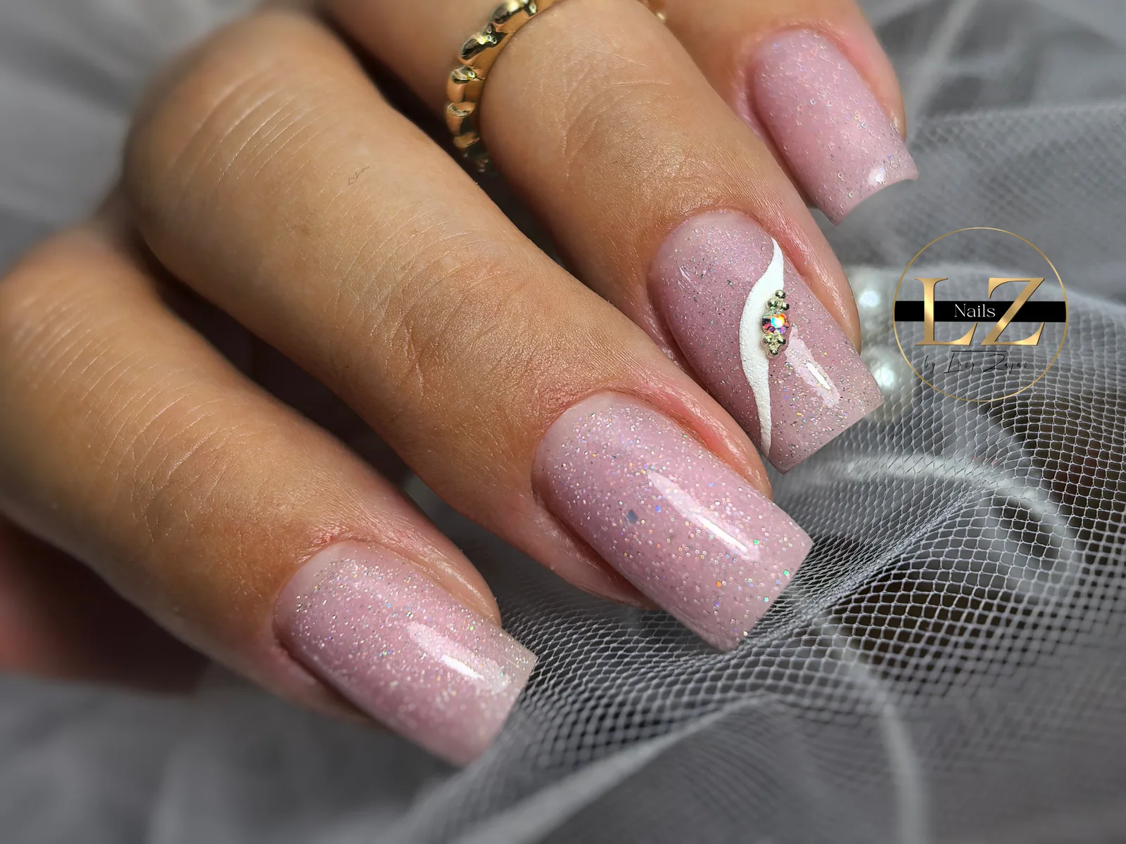 Ružové trblietavé nechty s bielou vlnou a kamienkami – Lucy Nails Partizánske