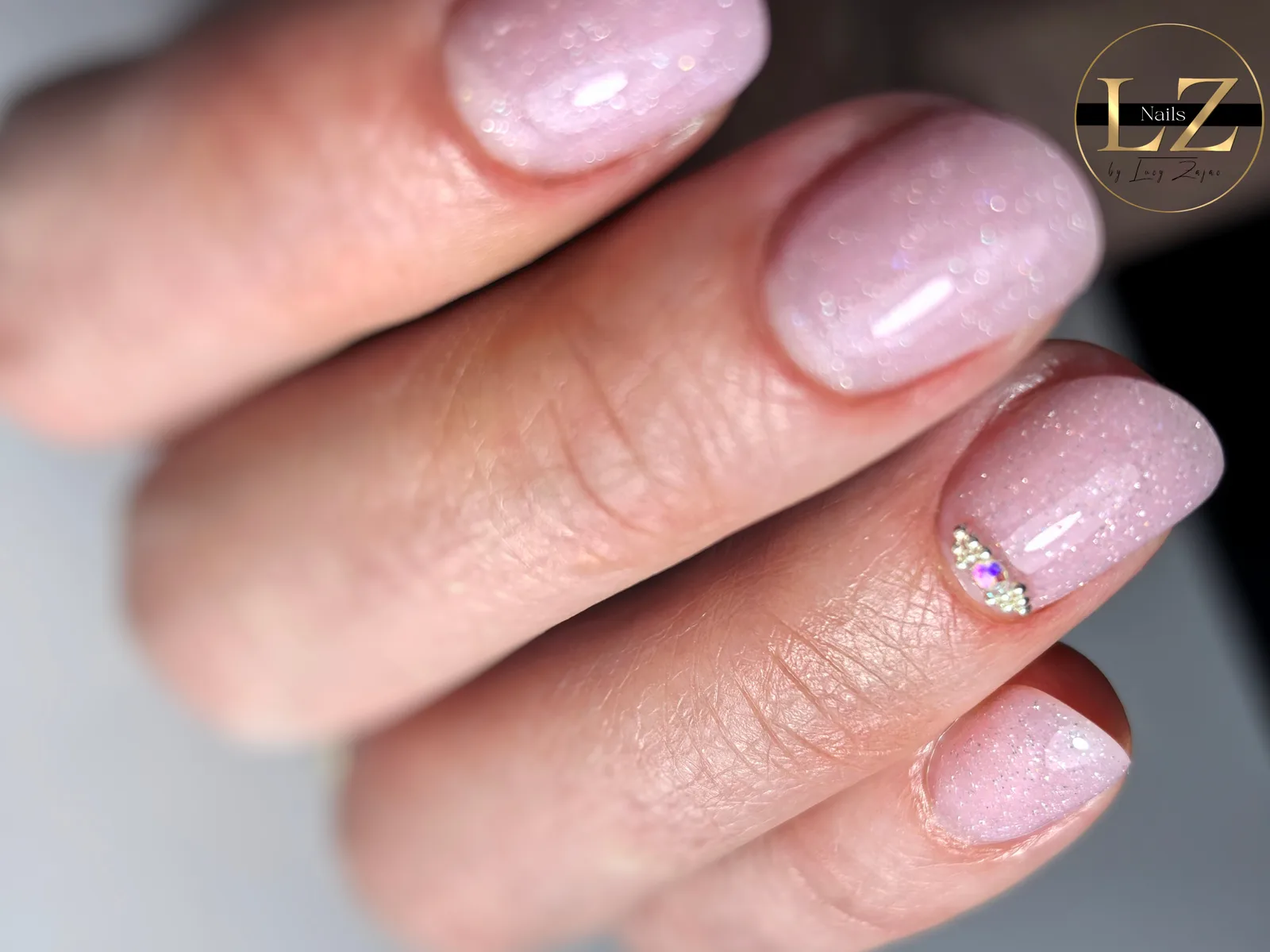 Ružový trblietavý gél-lak s kamienkami – Lucy Nails Partizánske