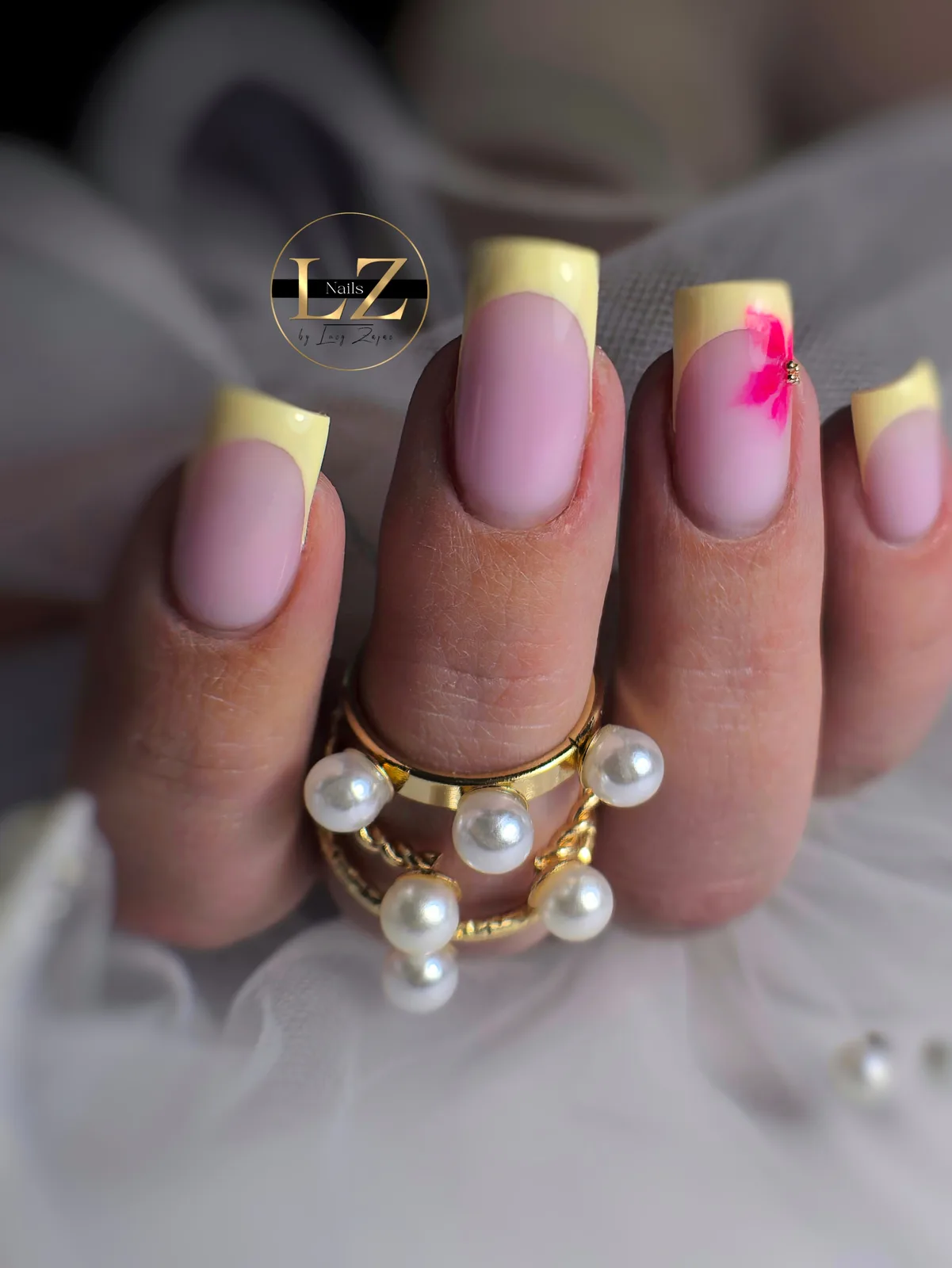 Detail žltej francúzskej manikúry s ružovým kvetom – Lucy Nails Partizánske