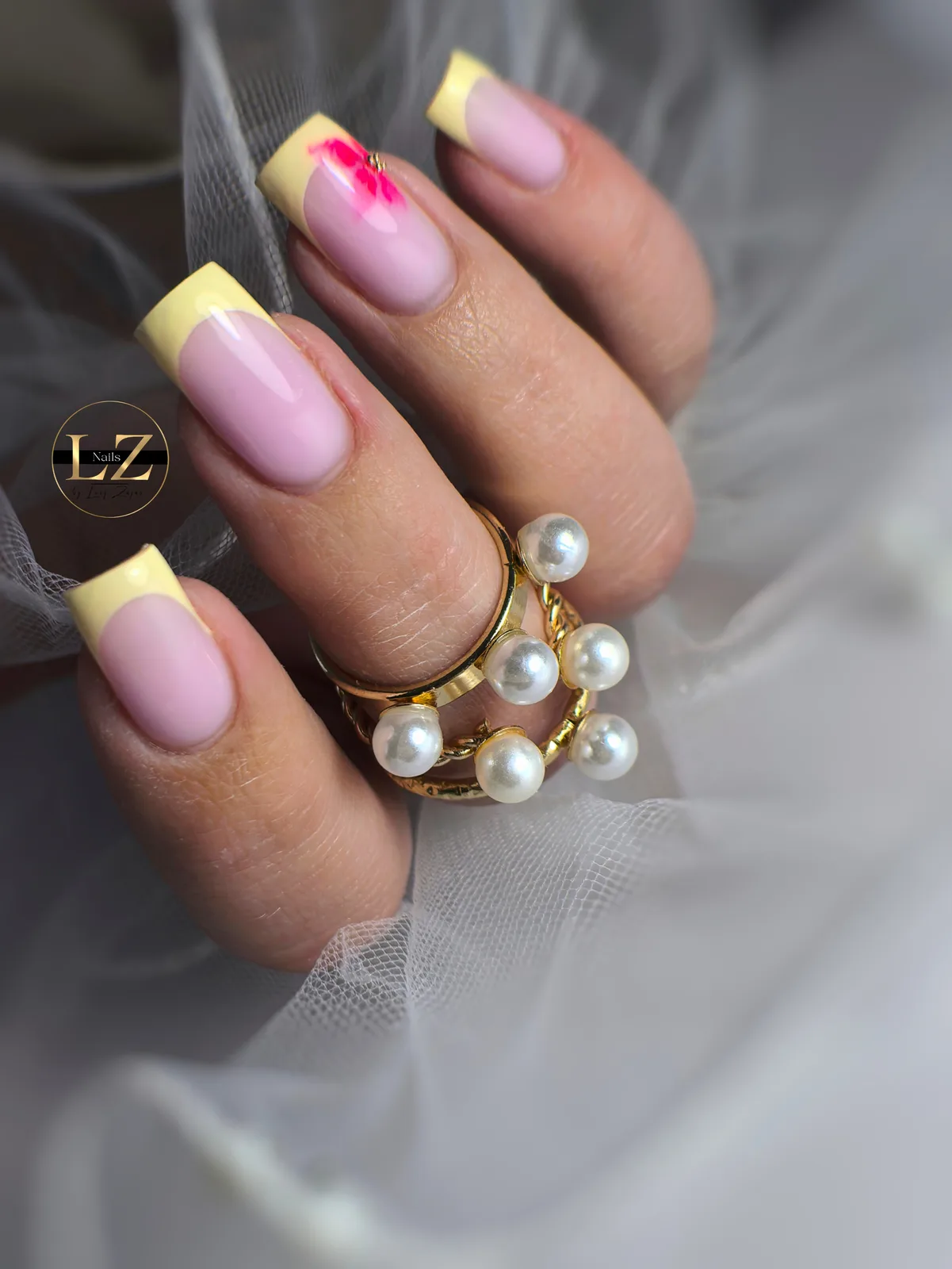 Žltá francúzska manikúra s ružovým kvetom – Lucy Nails Partizánske