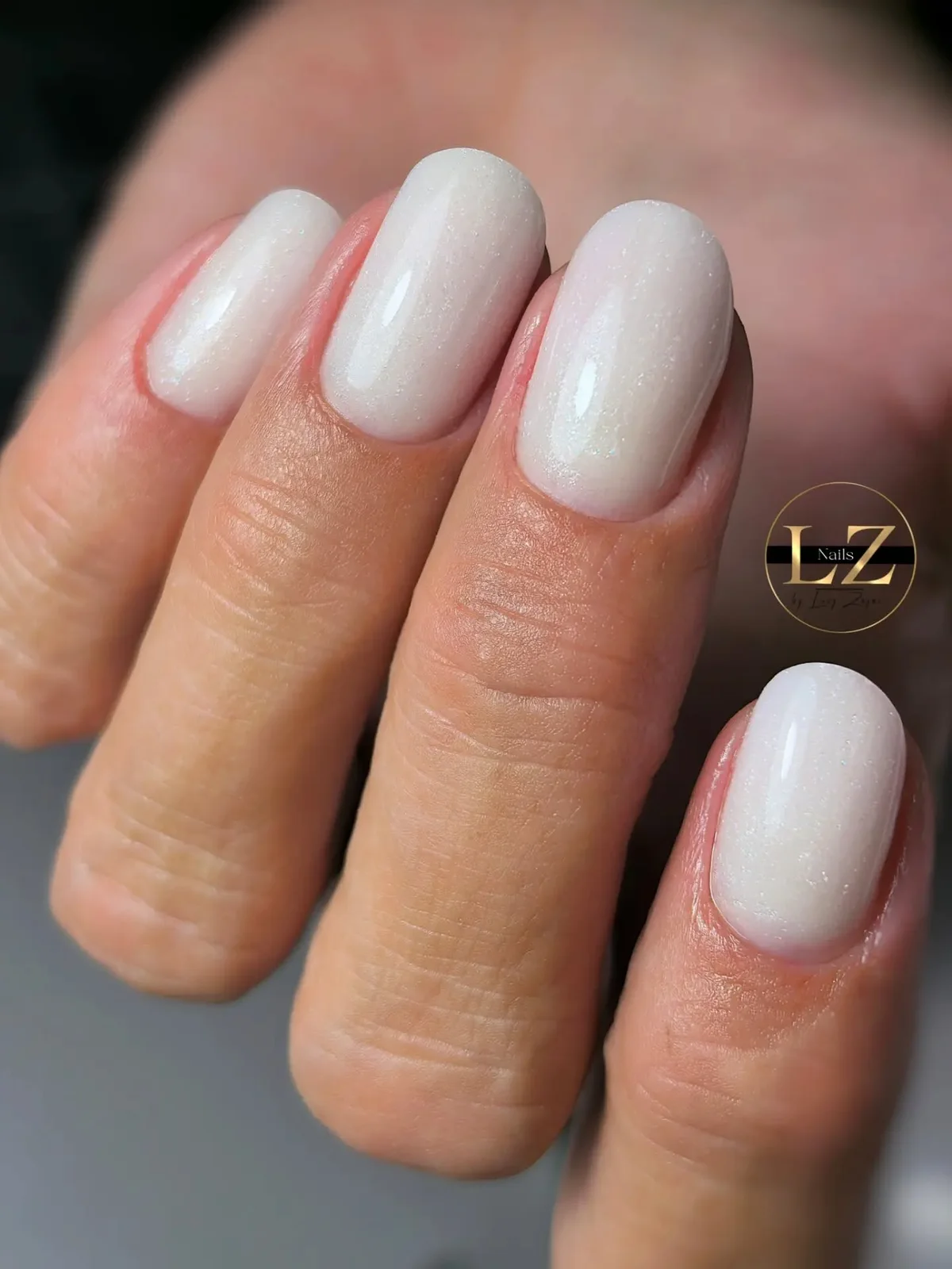 Krátke mliečne gél lak nechty s jemným leskom Lucy Nails