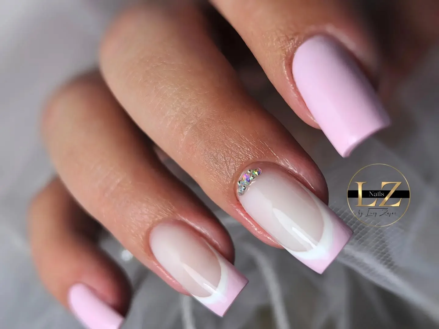 Ružové gélové nechty s jemnou francúzskou a kamienkami Lucy Nails