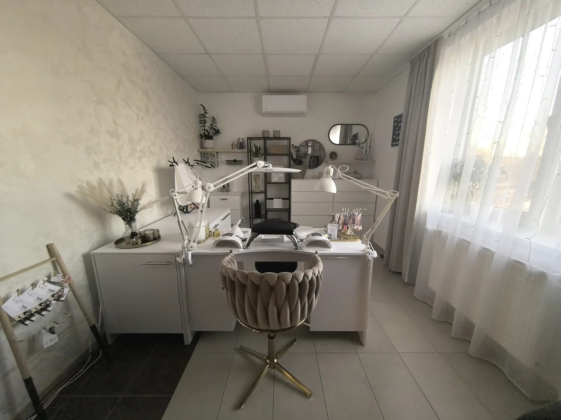 Kompletne vybavené pracovisko na manikúru v salóne Lucy Nails Partizánske